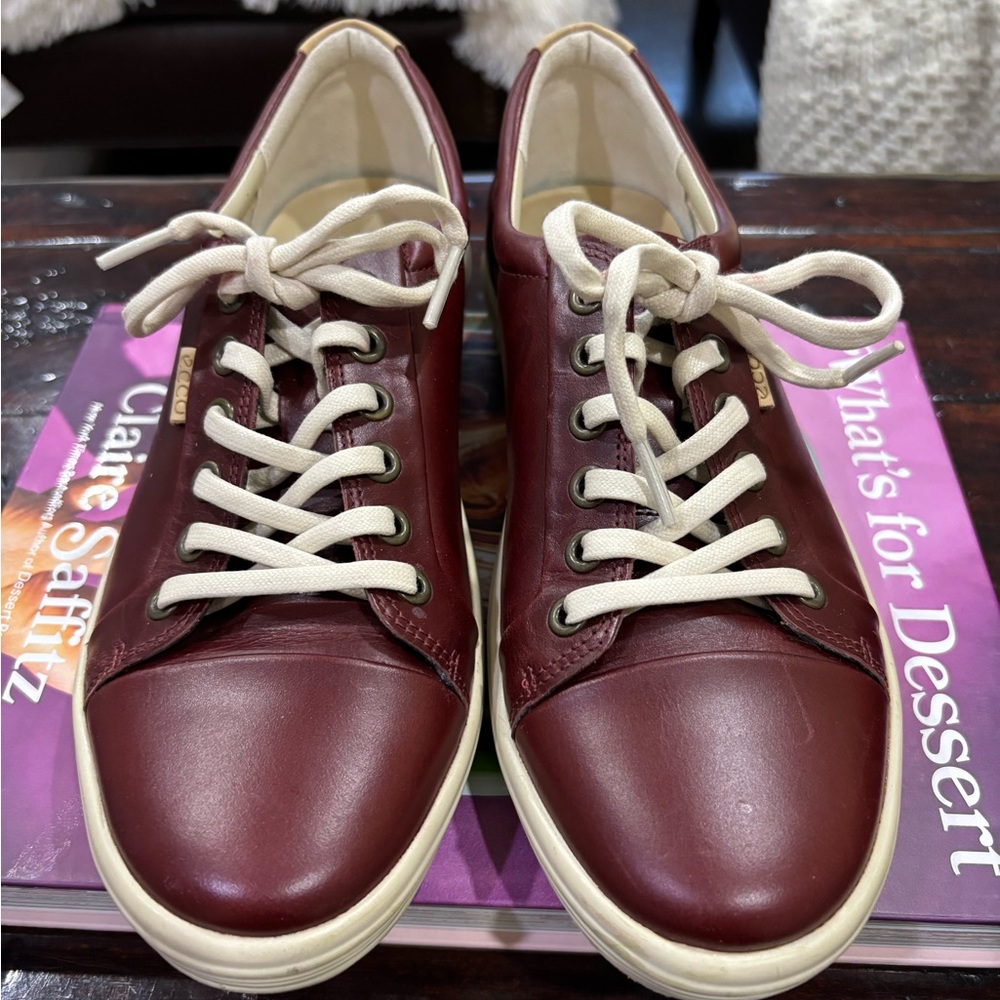 ECCO Women’s Soft Leather Sneakers - Picture 3 of 9
